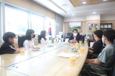 임춘수 관악구의장, 은천초교 초등생들과 인터뷰