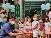 어린이들 바자회 수익금 기부