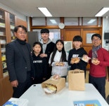 초교 분교에 직접 만든 빵 전달