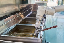 바른치킨, 푸드테크 접목한 협동로봇 매장 확대 잰걸음