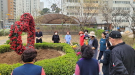 시흥시, 식목일 맞이 목감 LH7단지 주민 30여명과 건강 화단 가꾸기 행사 열어