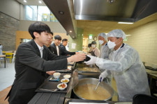 ‘천원의 아침밥’ 배식 봉사