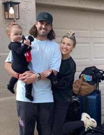 LG트윈스 켈리 아내는?... 핫이슈 등극한 잠실 예수의 아름다운 가족 눈길