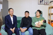 해남군 북일면 갈두마을 10년만에 신생아 탄생... “온 군민이 함께 축하합니다”
