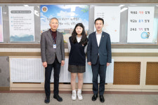 송바우나 안산시의장, 이중언어 말하기 대회 수상 원곡고등 천미래 학생 격려학교