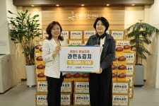 성동구자원봉사센터, 어버이날 맞아 이마트 왕십리점과 식료품 전달
