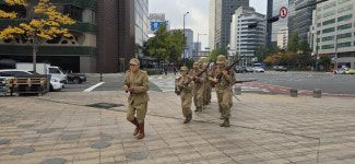 서울 시청 앞 ‘인민군’ 출현, 시민들 깜짝... ‘춘천대첩 72시간’ 영화 이벤트 화제