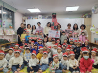 은평구 신사1동, 라면 470여개로 만든 트리와 성금 전달받아