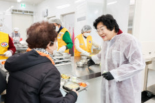 김경희 이천시장, 경로식당 노인들에 떡국 배식 봉사