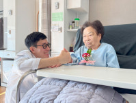 검단수한방병원, 어르신 환자에 카네이션 선물
