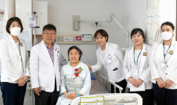현대유비스병원, 카네이션 달아드리기 행사 마련
