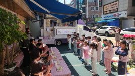 시흥시 정왕본동 푸른솔어린이집 원생들, 경로당 어르신 초청 행사 진행