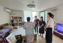 시흥시 목감동, 폭염 취약 노인 10가구에 벽걸이 에어컨 지원