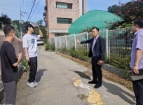 남효선 강동구의원, 아리수로 61길 도로 파손 민원현장 점검