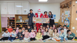 의왕시 부곡동지역사회보장협의체, 산타할아버지와 함께 하는 어린이집 1004나눔 저금통 기부