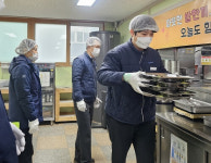 부산교통공사 신평차량사업소, 두송종합사회복지관에 후원금 전달 및 경로식당 봉사 진행