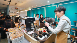 신중년 바리스타가 전한 따뜻한 나눔··· 과천종합사회복지관 ‘커피 나눔 행사’ 열려