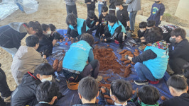 진주시,이현동 주민자치위원회 촉석초 학생들과 ‘EM 흙공’으로 나불천 환경정화