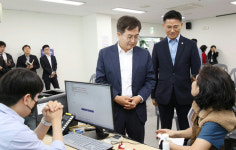 안양시, 고유가 피해지원금 현장 점검…관양동 행정복지센터 방문
