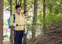 진교훈 강서구청장, 발산역 일대 러브버그 방역