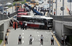 [포토] 좌석버스,인천공항 진입 중 3m 아래로 추락