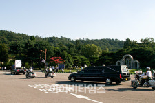 [IBT포토] 현충문 지나는 운구행렬