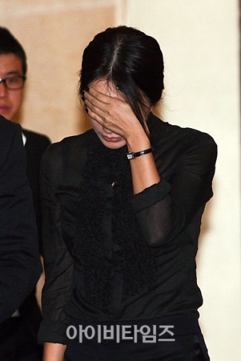 [IBT포토] 故 장진영 빈소 찾은  엄정화, ‘고인 잃은 슬픔을 가누기가 …’
