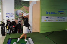 골프 꿈나무, 시원한 스크린골프에서 연습할래요!   이혜지(중2)양과 임채욱(중1)군 도전 가족 골프왕 촬영…어른 못지 않은 골프실력 뽐내