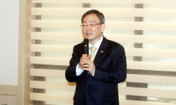 최성준 “700MHz, 지상파 통신사 나눠쓰라”