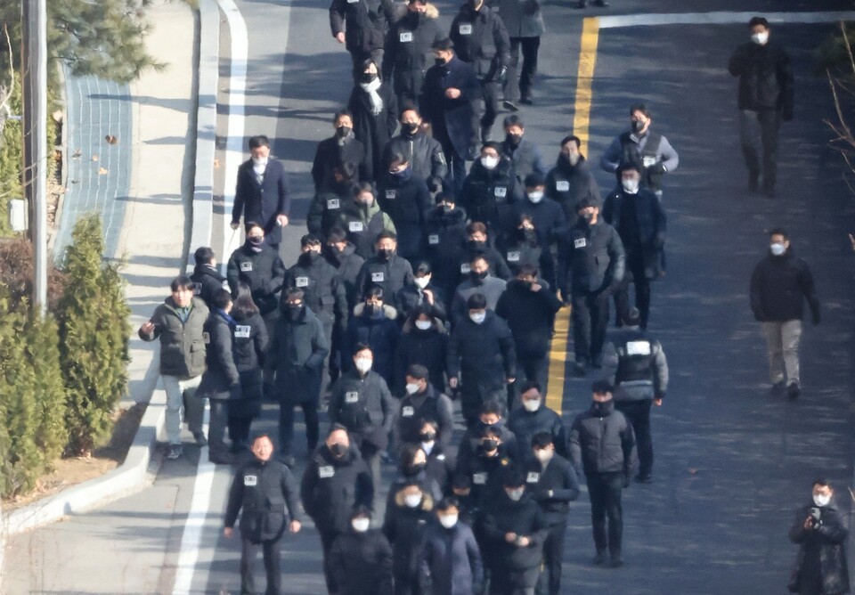 국민의 큰 관심 속, 이주호 교육부 장관과 박종준 전 경호처장 내란 특검 소환 조사 집중报道