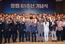 이 대통령 허위조작 정보로부터 민주주의 지켜야