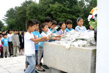 외간초, ‘충혼탑 참배하고 주변 청소’