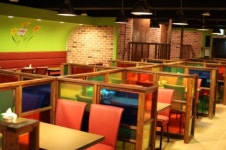 카페테리아 형식 치킨집이 대학로에 떴다