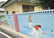거제 능포동 주택 담장 벽화로 마을 환경 개선