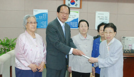 할머니 경로당, 거제교육지원청에 장학금 전달