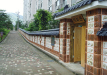 거제 장평 시가지에 전통 한식 담장길 단장