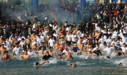 ‘겨울바다 만끽’ 거제국제펭귄수영축제 성황