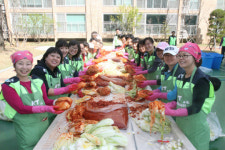KT, 봄맞이 햇김치 담그기 봉사활동 펼쳐