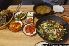 [맛집기행] 매일 두 번 새로 삶아 더욱 깊은 맛... 영등포구청 맛집 돼순이네 왕족발