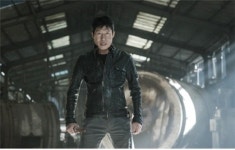 영화 ‘럭키’ 킬러가 목욕탕에서 실족 한번으로 무명배우로 삶이 뒤바뀌었다!