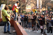 재치와 익살로 사랑 전하는 대학로 명물