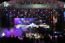 어둠과 추위를 잊게 만드는 열정적인 공연