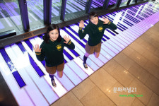 두산아트센터, 발로치는 대형 피아노 선보여