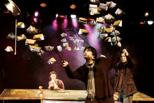 용기가 있어 아름다운 이야기, 연극 ‘마당을 나온 암탉’