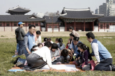 신한은행, 다문화가정 초청 궁궐 문화체험 행사 펼쳐