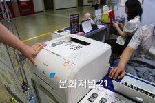 공동브랜드 가격표 제작 시연 중인 (주)니즈라인