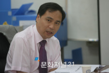 21세기 선진경제포럼에서 경제 상황을 발표하는 조봉현연구위원