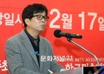디자인 부문 심사평 발표하는 문인식 심사위원