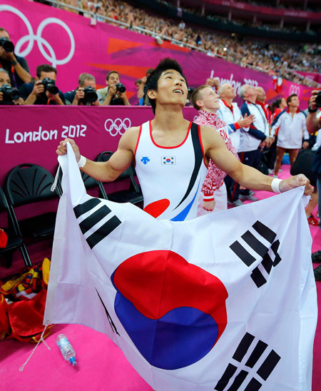 필리핀 체조 영웅, 카를로스 율로가 2024 파리 올림픽서 두 번의 금메달 획득결과 필리핀 올림픽 역사상 최초 2관왕 달성!