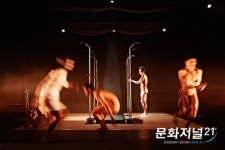 [리뷰] ‘은밀한 공유’의 공간 ‘사보이 사우나’